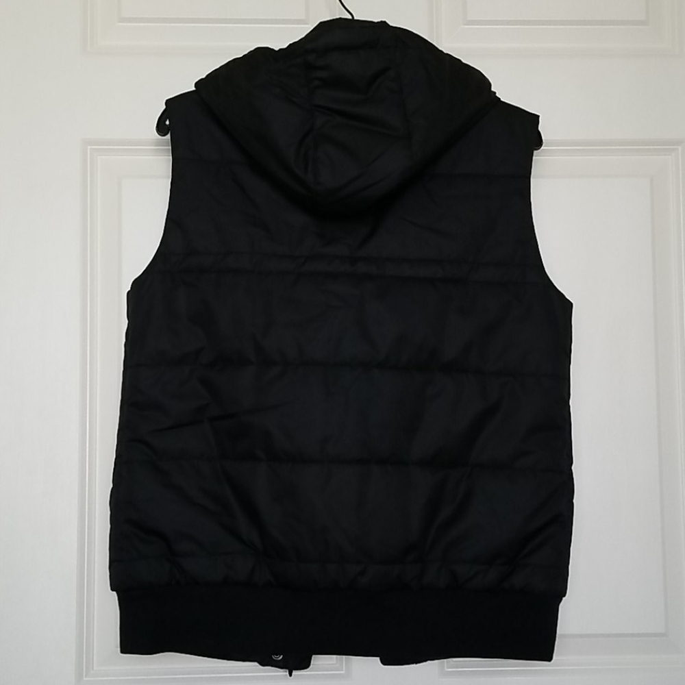 🚫 SOLD - Lacoste Black Puffer Vest - Picture 4 of 8